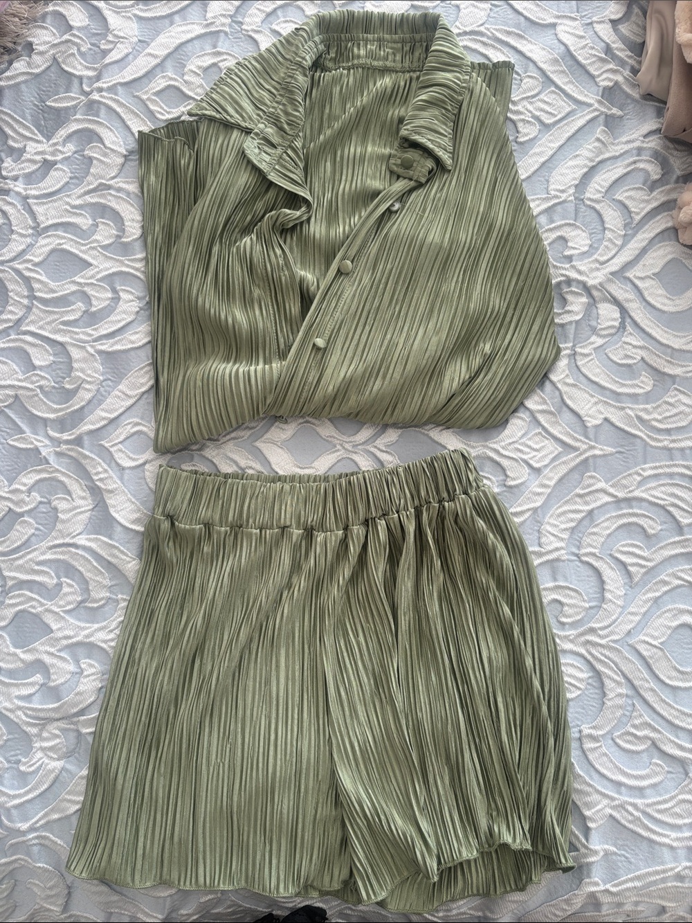 Pleated Olive Green Women's Shorts and shirt set - Brand Unspecified